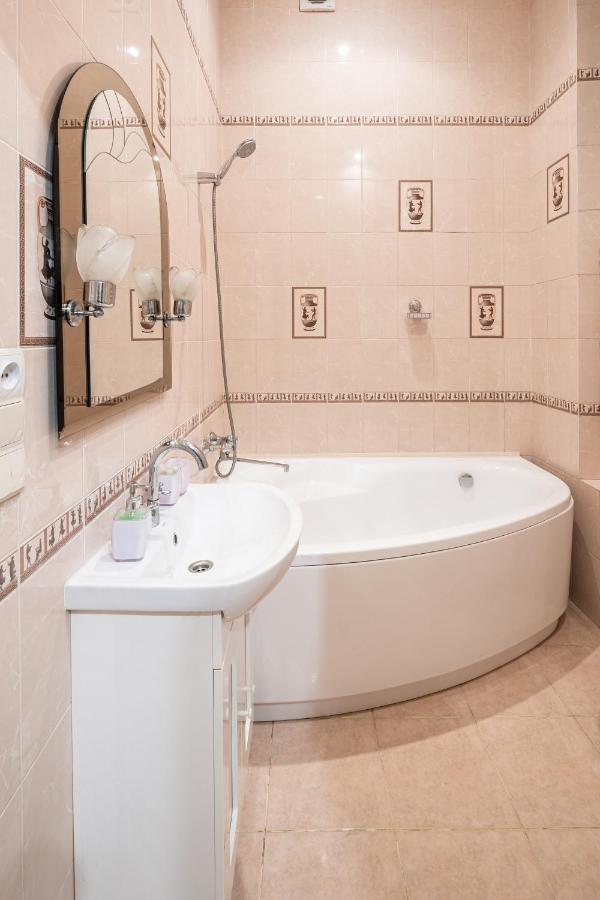 3 Bedrooms Royal Italian Style In An Austrian Building, Parking, Balcony Lviv Exterior foto