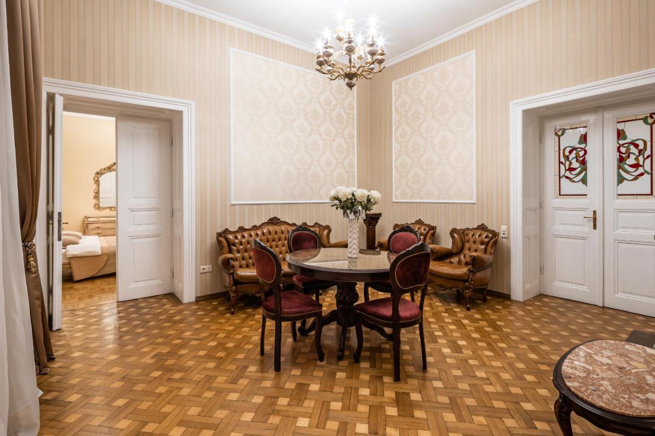3 Bedrooms Royal Italian Style In An Austrian Building, Parking, Balcony Lviv Exterior foto
