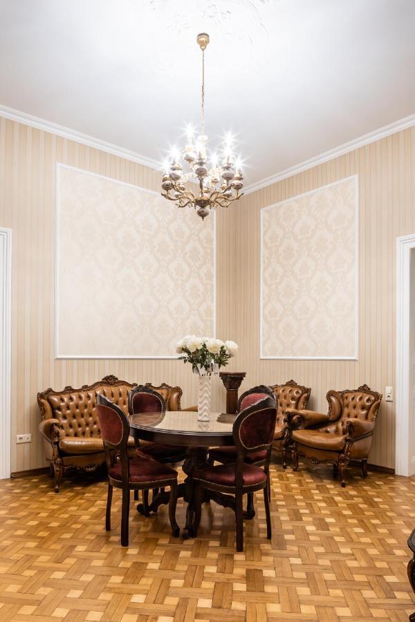 3 Bedrooms Royal Italian Style In An Austrian Building, Parking, Balcony Lviv Exterior foto